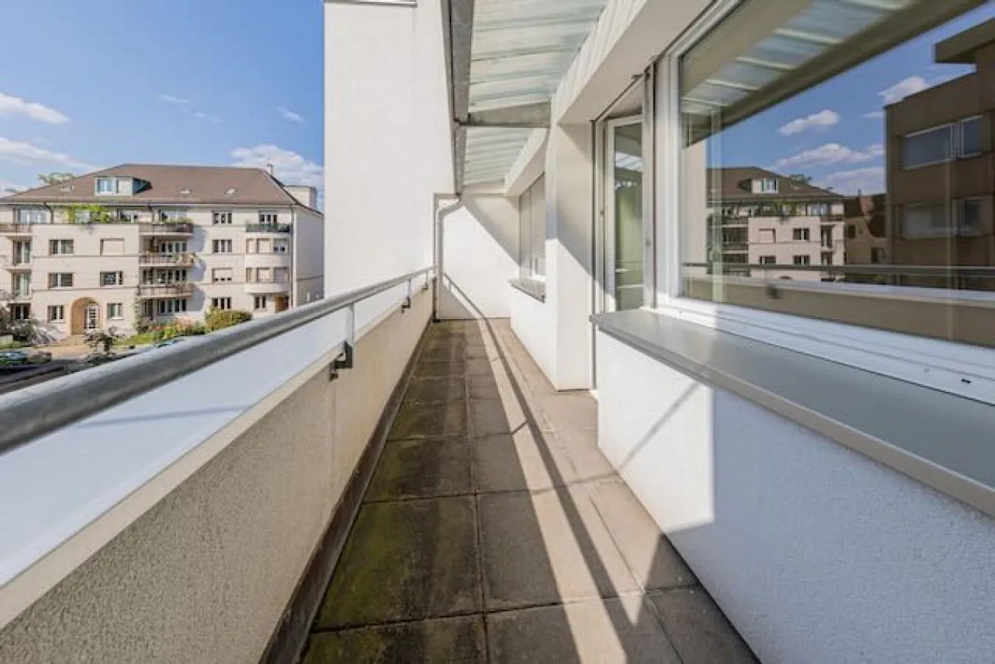 Bright, central 4-room apartment with elevator near public transport - Photo 3 of 8