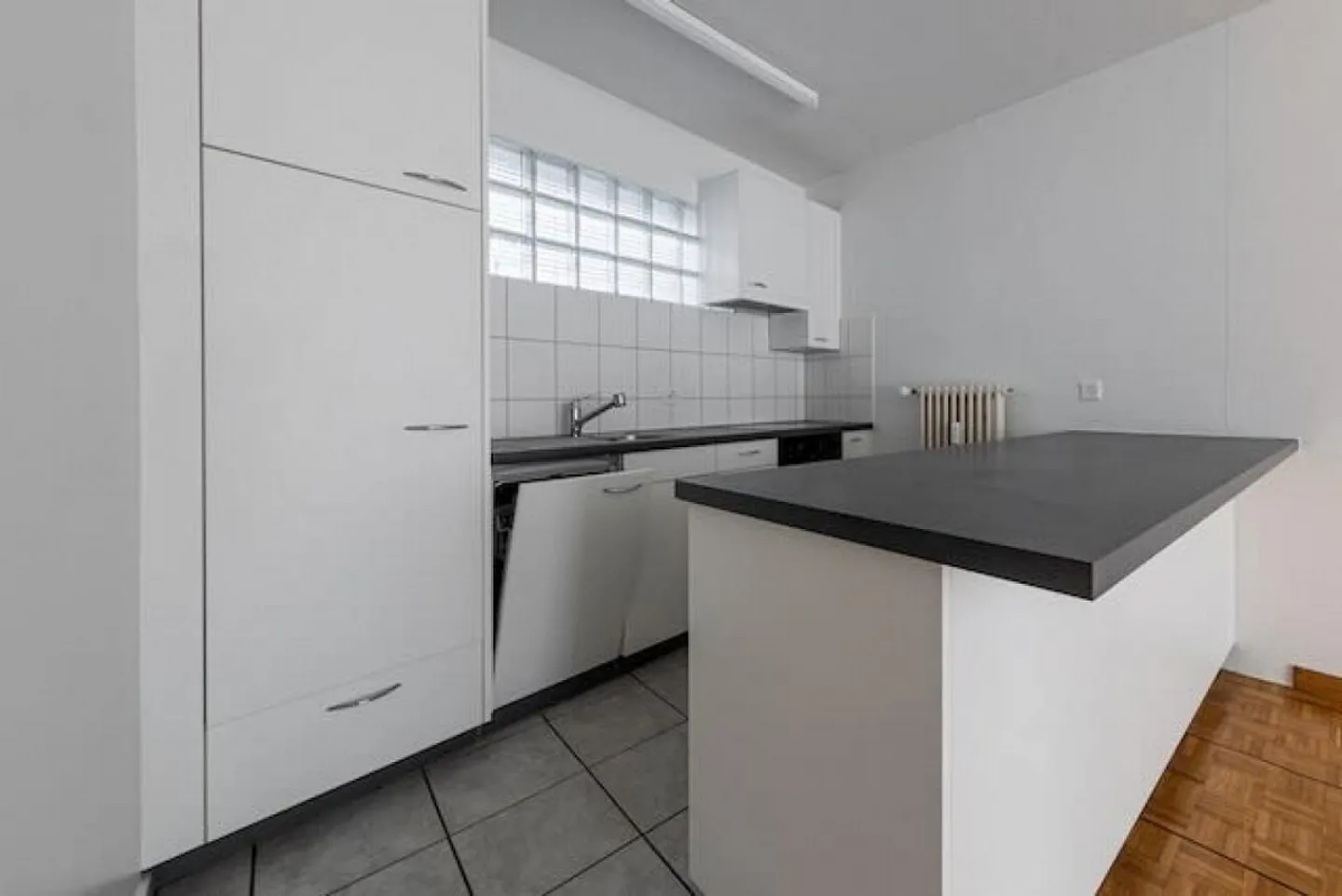 Bright, central 4-room apartment with elevator near public transport - Photo 4 of 8