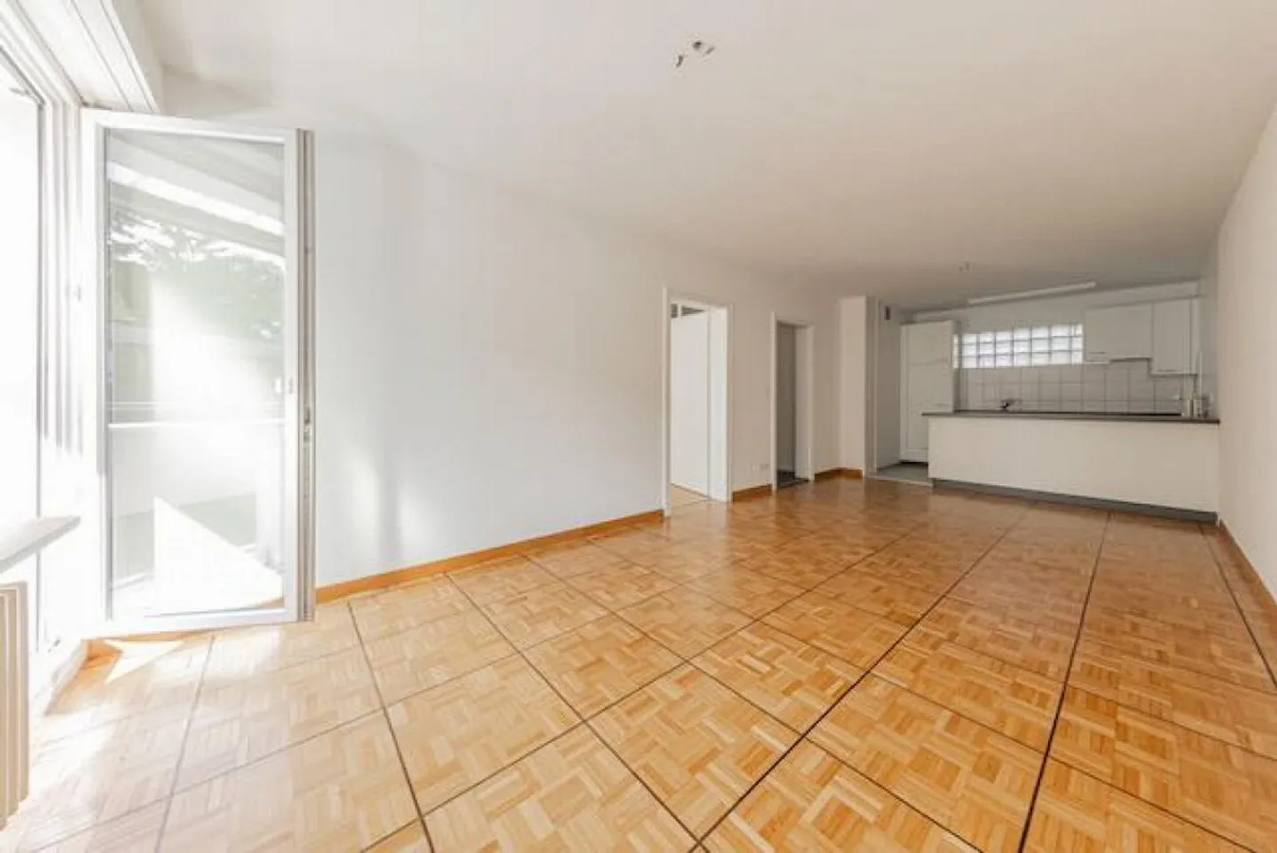 Bright, central 4-room apartment with elevator near public transport - Photo 5 of 8