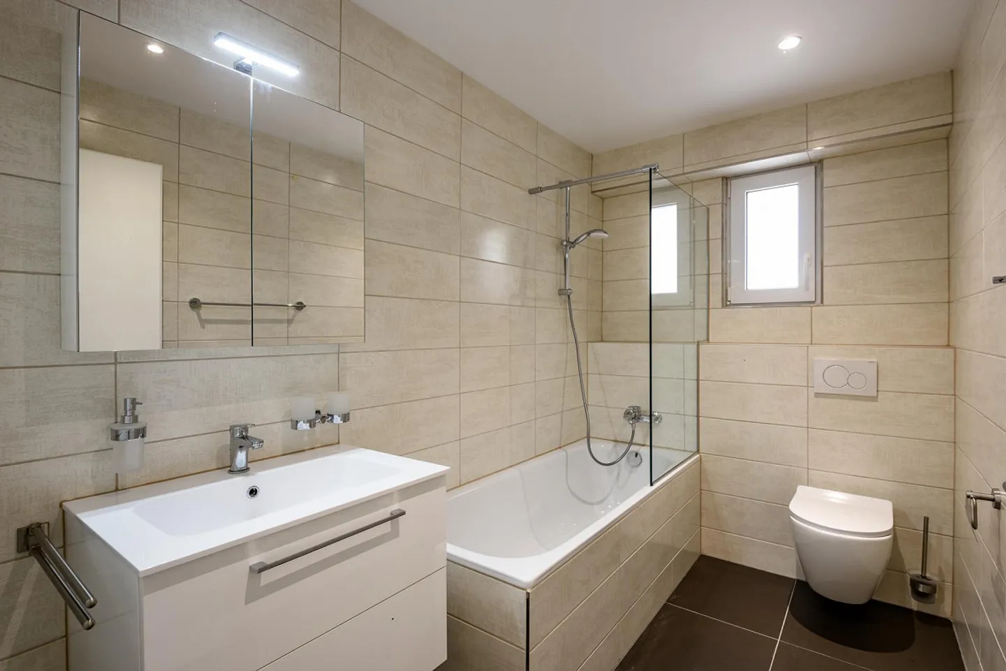 Top modern 3.5 room apartment in a quiet location! - Photo 4 of 7