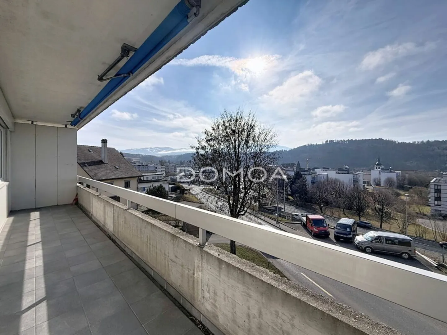 Appartement 3,5 pièces à rénover, lumineux avec balcon et piscine - Environnement verdoyant - Photo 4 sur 8