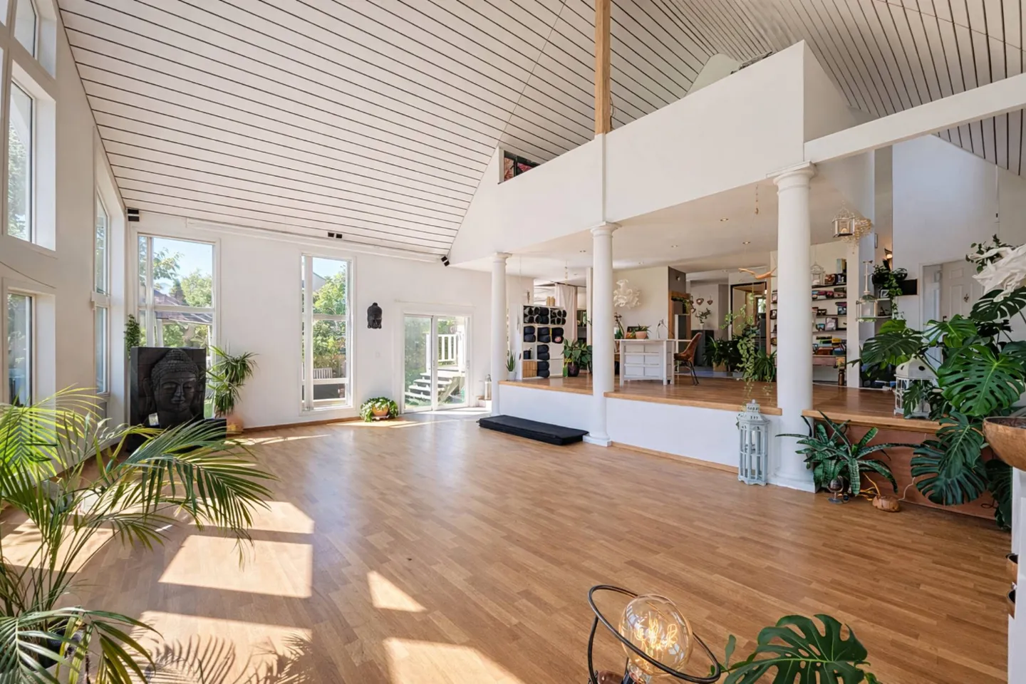 Unique Canadian Style House - Photo 2 of 9