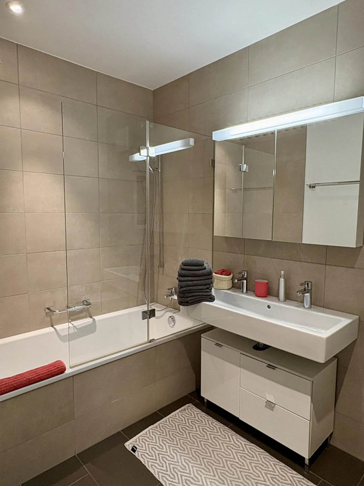 Chambre meublée avec salle de bain privée et baignoire | Vue sur le lac | Seefeld - Photo 5 sur 14