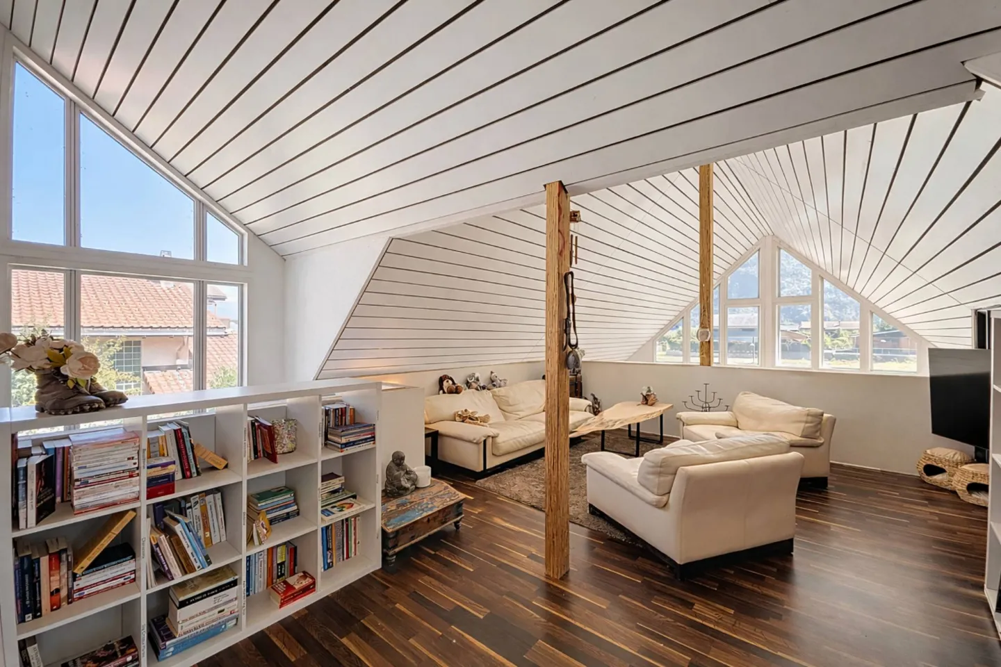 Unique Canadian Style House - Photo 4 of 9