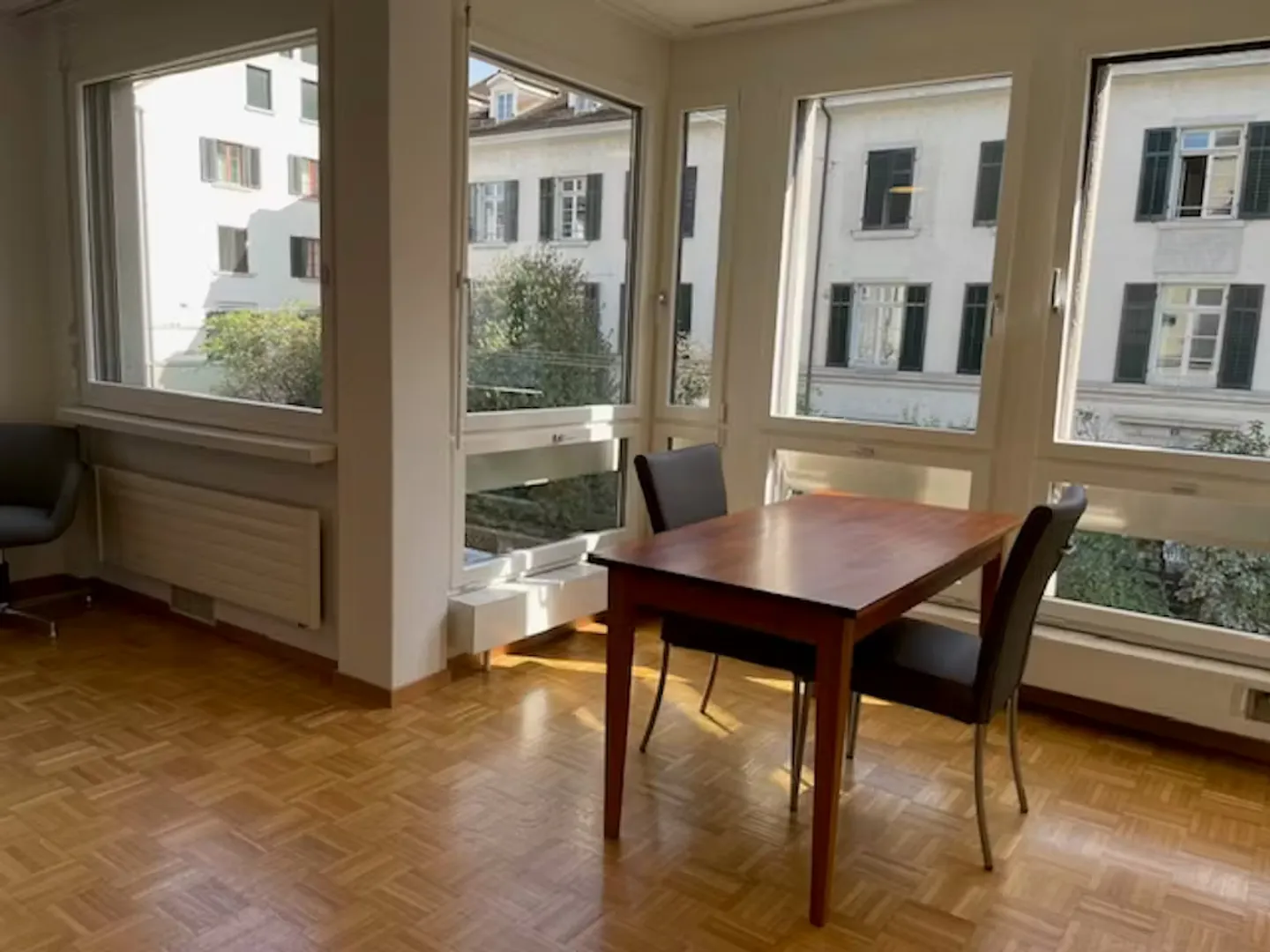 Charmantes Chalet in Zürich - Foto 1 von 10