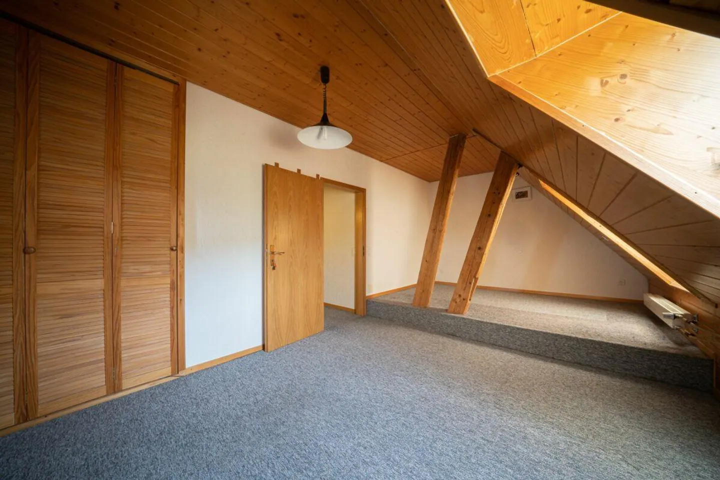 Zweifamilienhaus mit Pferdestall und Garage - Foto 12 von 13