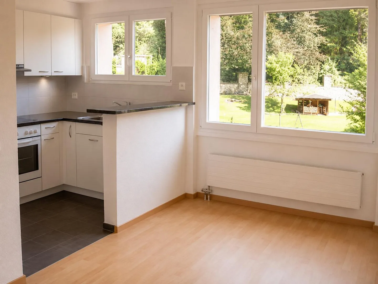 Appartement lumineux de 4,5 pièces avec coin jardin dans un quartier résidentiel calme - Photo 3 sur 8