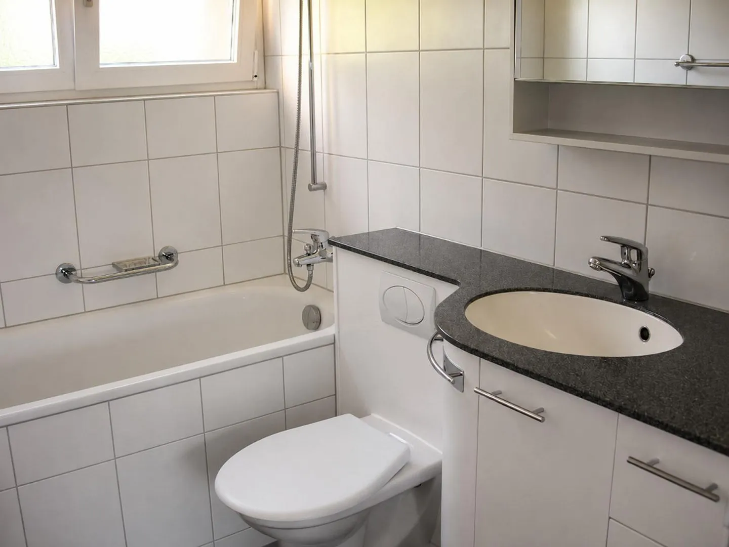 Appartement lumineux de 4,5 pièces avec coin jardin dans un quartier résidentiel calme - Photo 4 sur 8