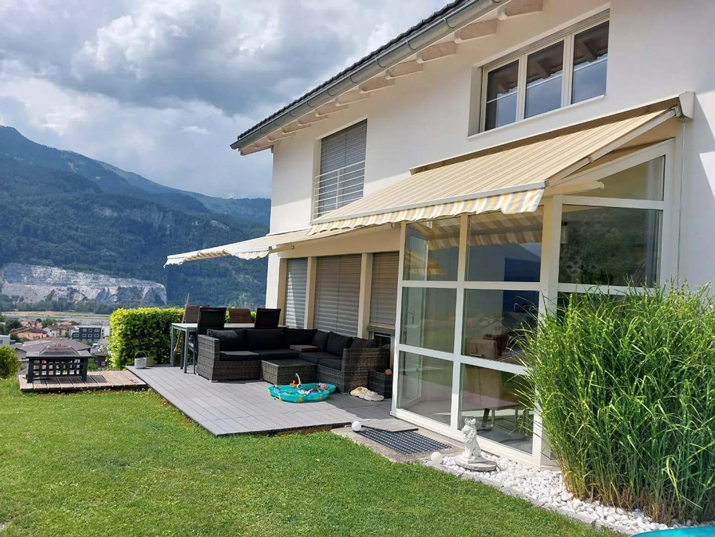 Residential idyll in Trimmis: Sunny single-family home with rental apartment - Photo 1 of 9