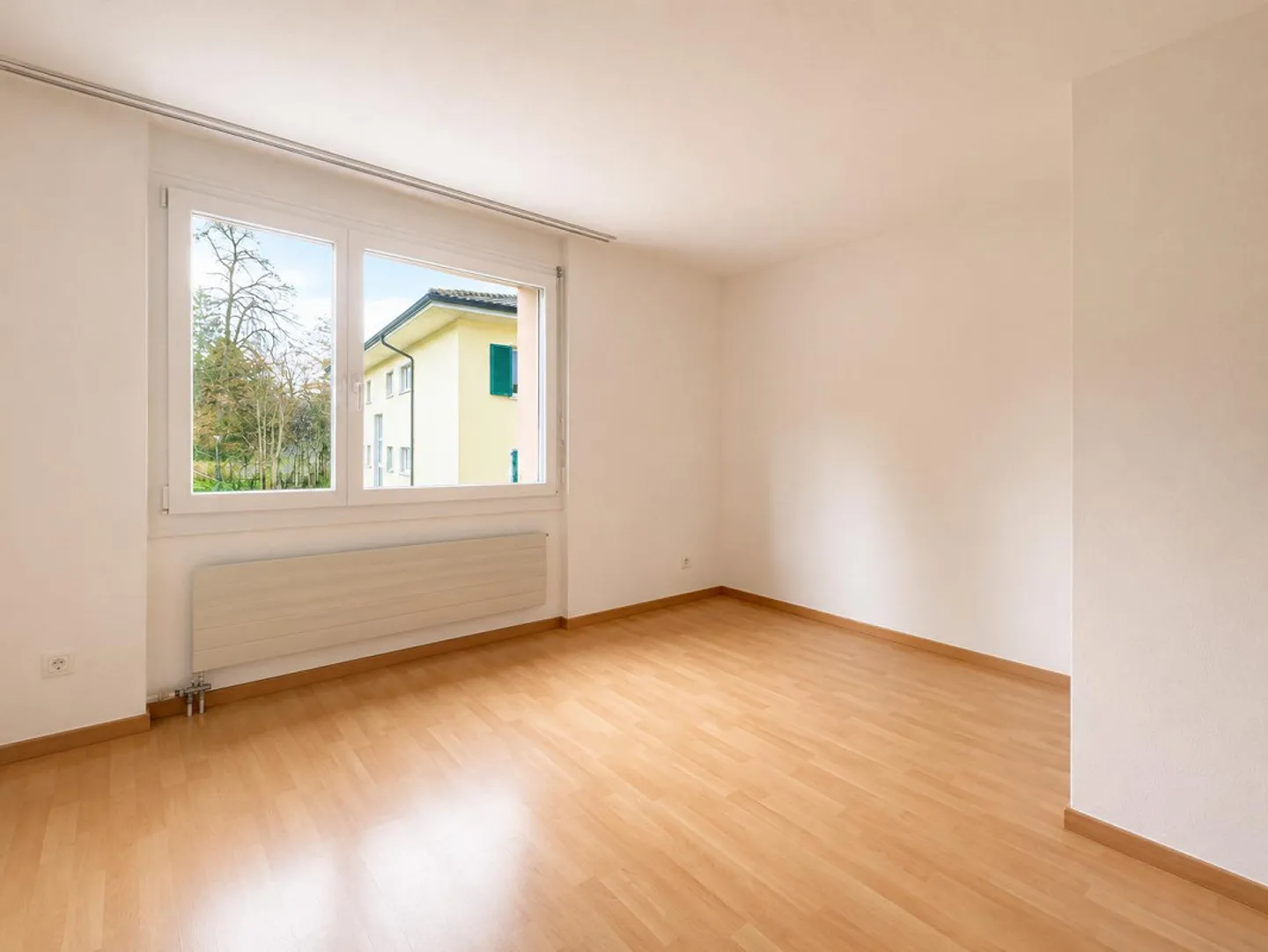 Appartement lumineux de 4,5 pièces avec coin jardin dans un quartier résidentiel calme - Photo 5 sur 8