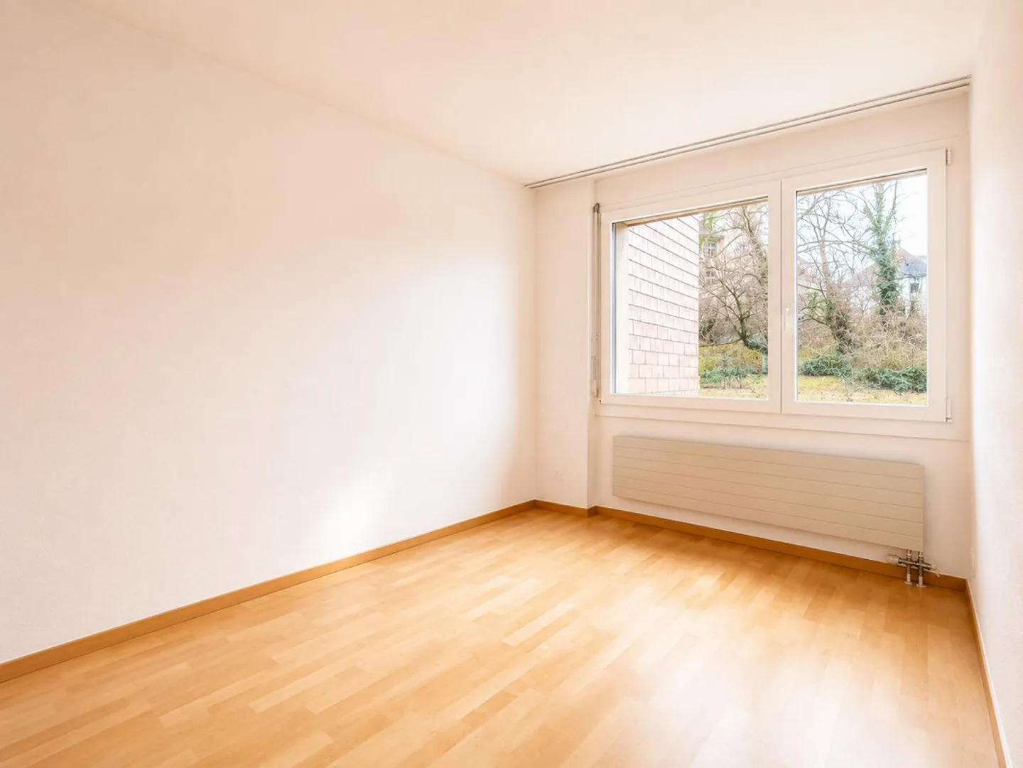 Appartement lumineux de 4,5 pièces avec coin jardin dans un quartier résidentiel calme - Photo 6 sur 8