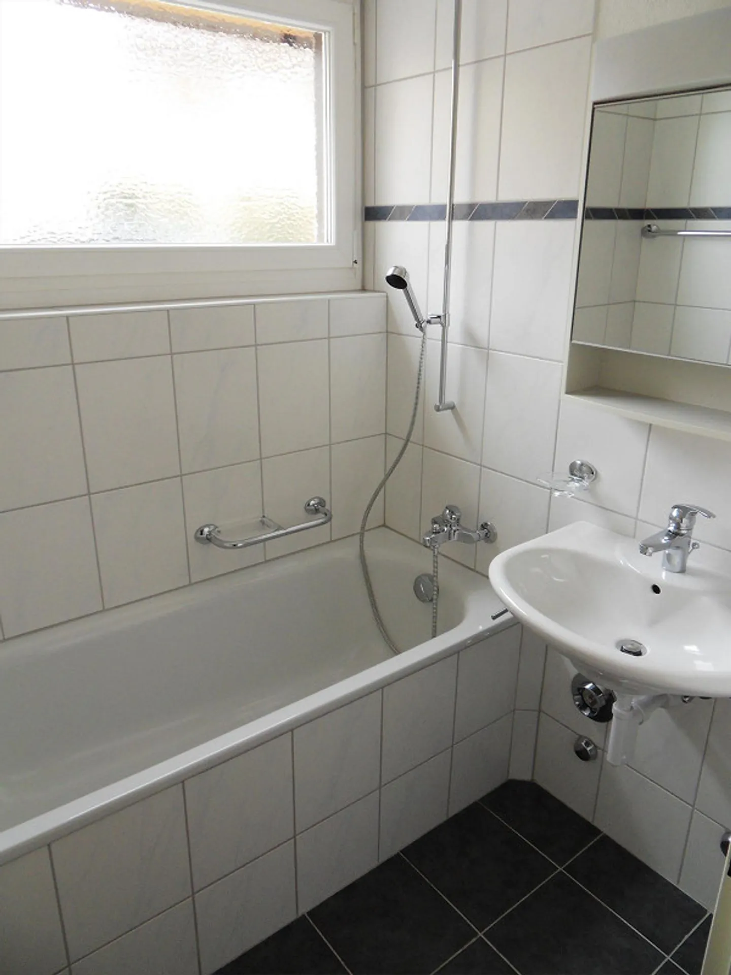 Appartement lumineux et convivial de 3,5 pièces avec vue sur la verdure à Villnachern ! - Photo 2 sur 6