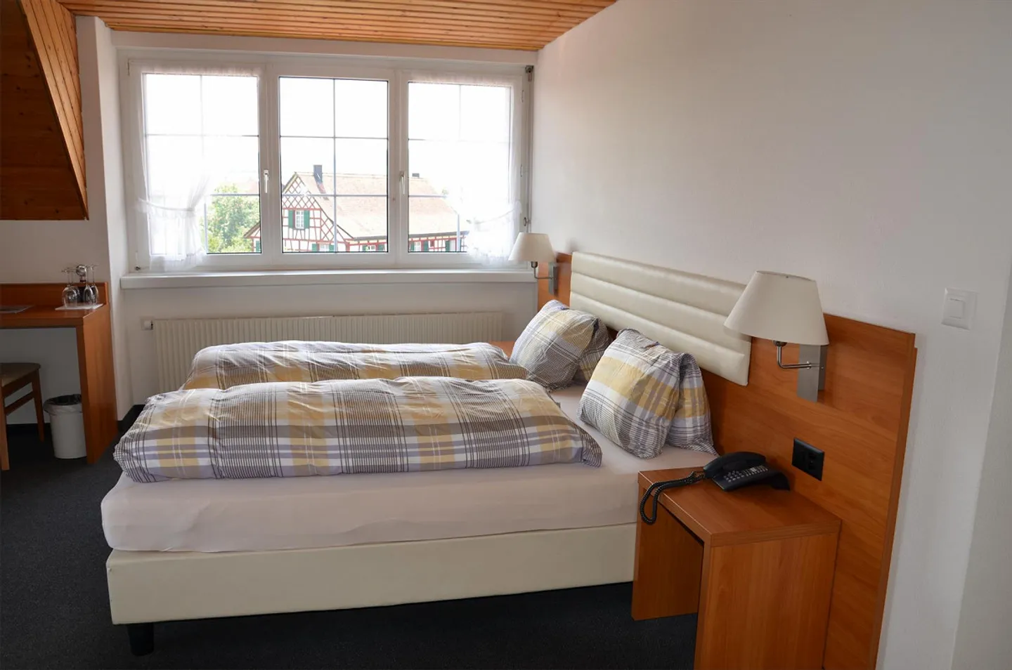 Monolocale arredato con balcone e vista lago - Foto 3 di 6