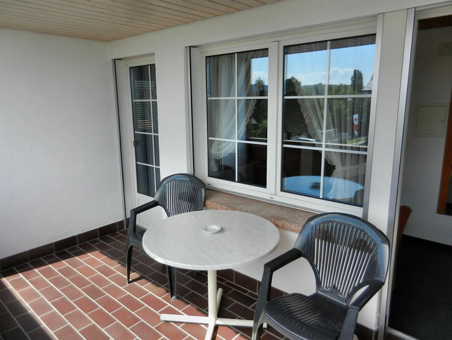 Monolocale arredato con balcone e vista lago - Foto 4 di 6