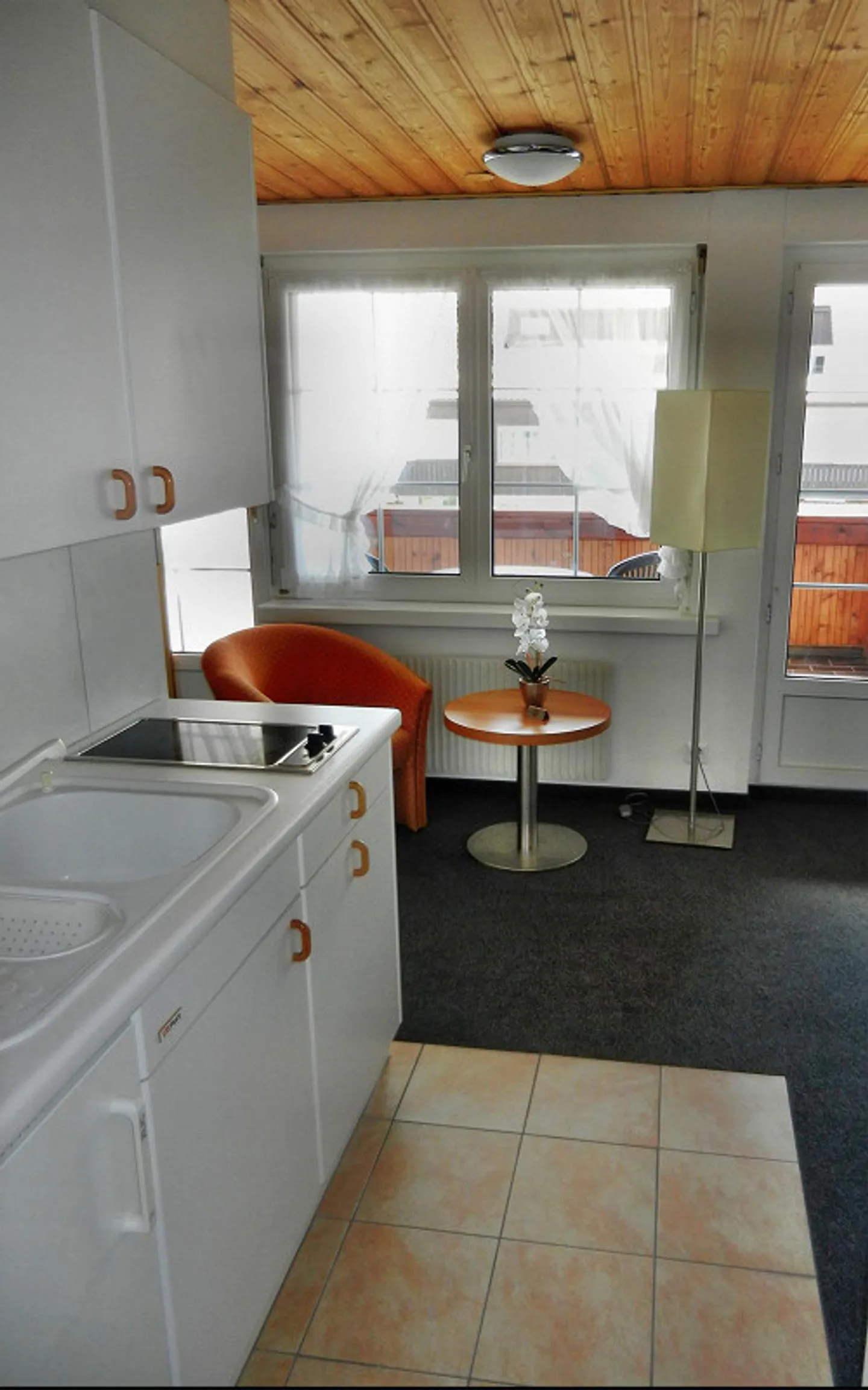 Monolocale arredato con balcone e vista lago - Foto 5 di 6