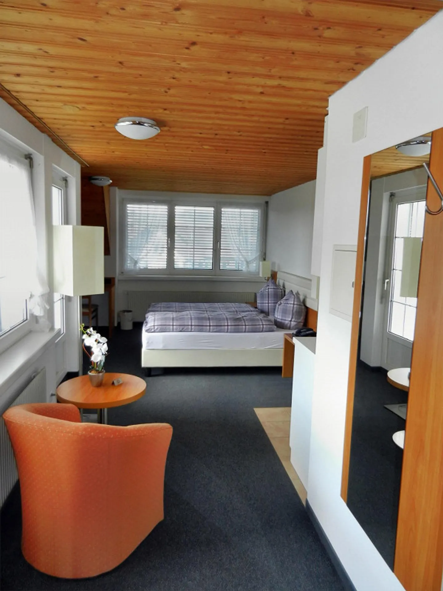 Monolocale arredato con balcone e vista lago - Foto 2 di 6