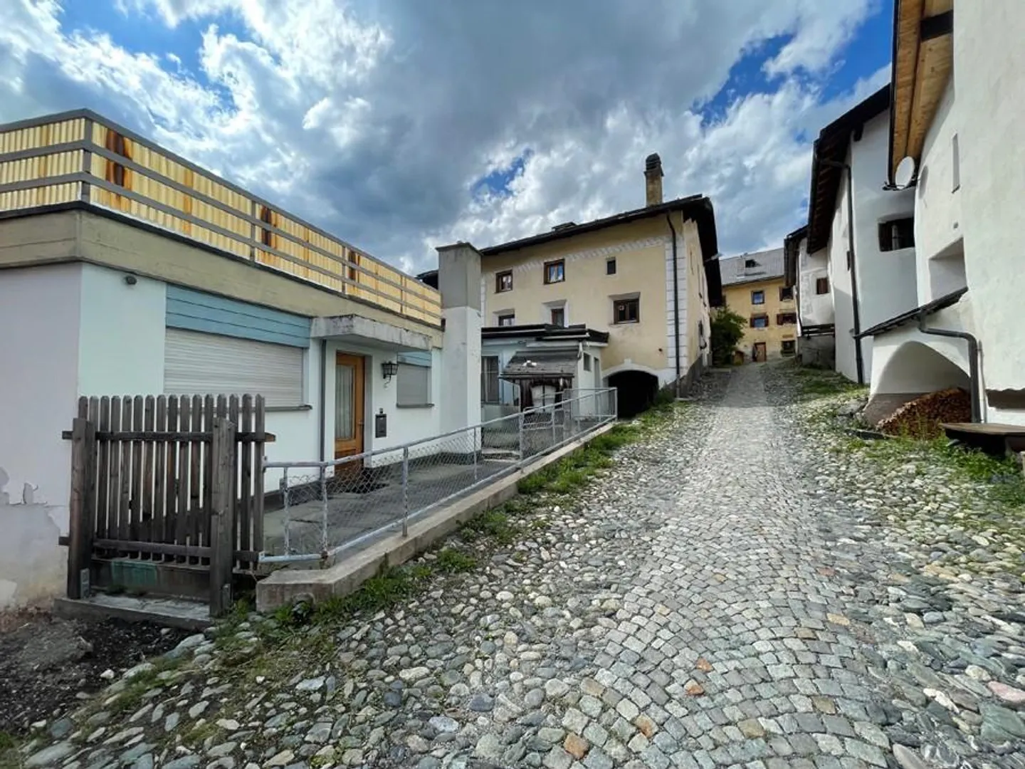 Propriétés à rénover avec terrasse dans le pittoresque Scuol - Photo 1 sur 8