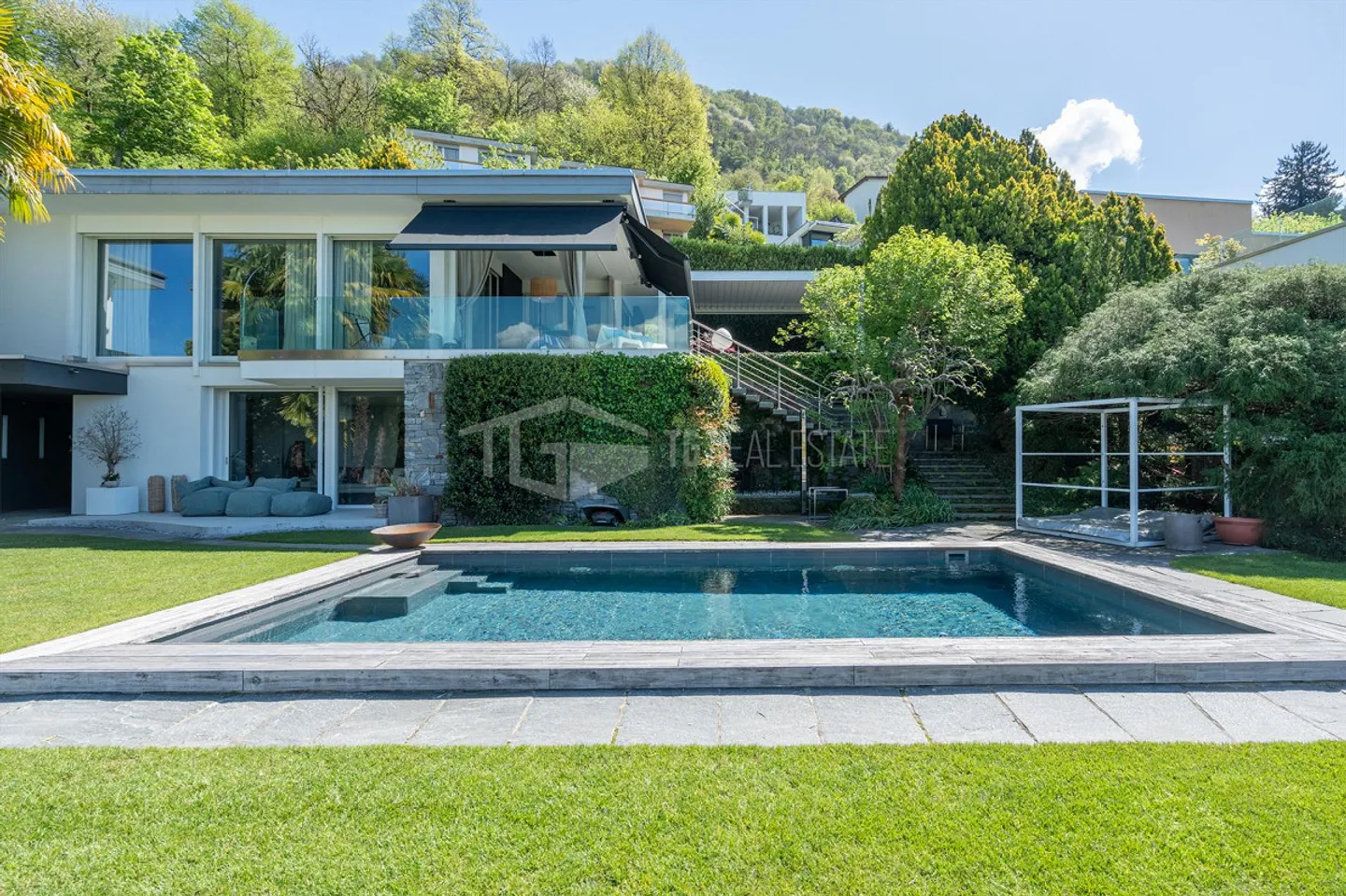 VILLA CONTEMPORAINE AVEC PISCINE ET VUE SUR LE LAC - Photo 1 sur 7