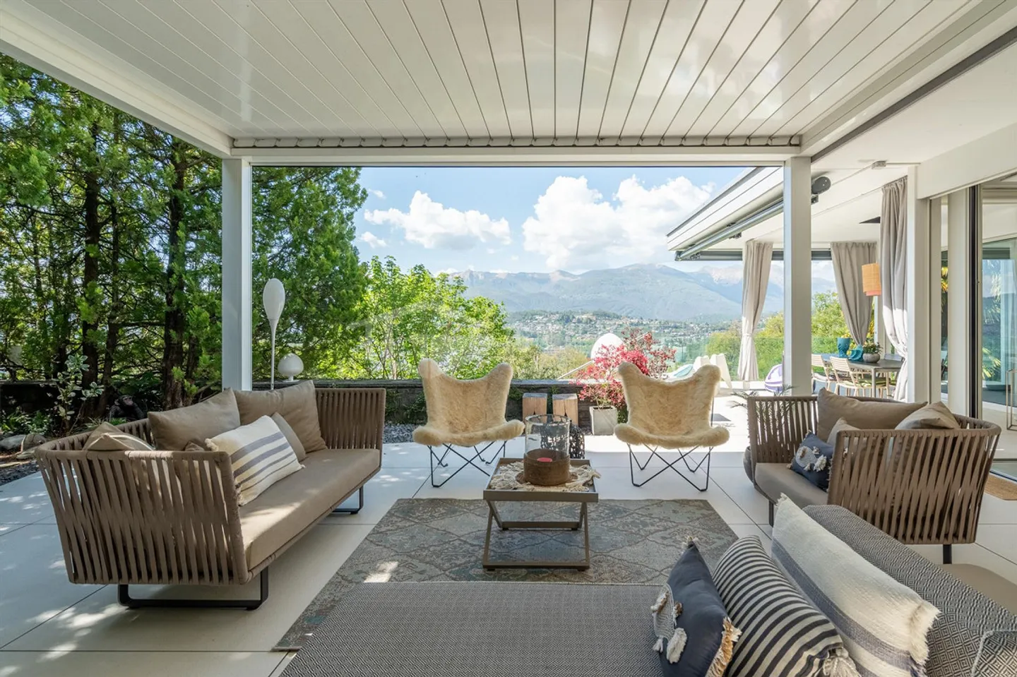 VILLA CONTEMPORAINE AVEC PISCINE ET VUE SUR LE LAC - Photo 7 sur 7