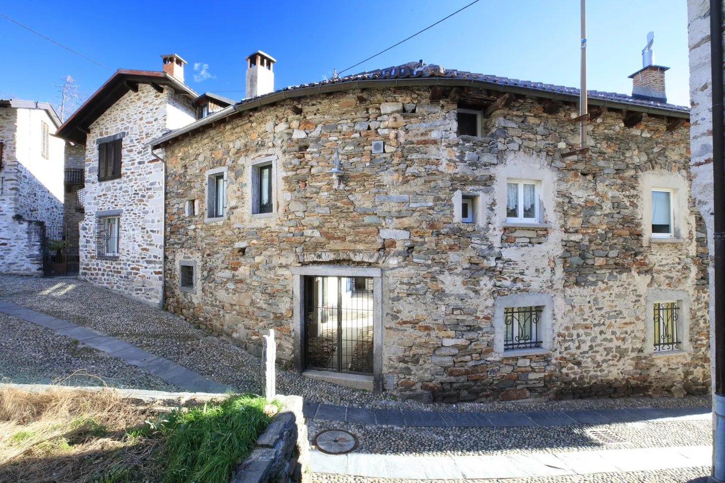 Charming single-family house in the nucleus of Arcegno also secondary residence - Photo 1 of 13