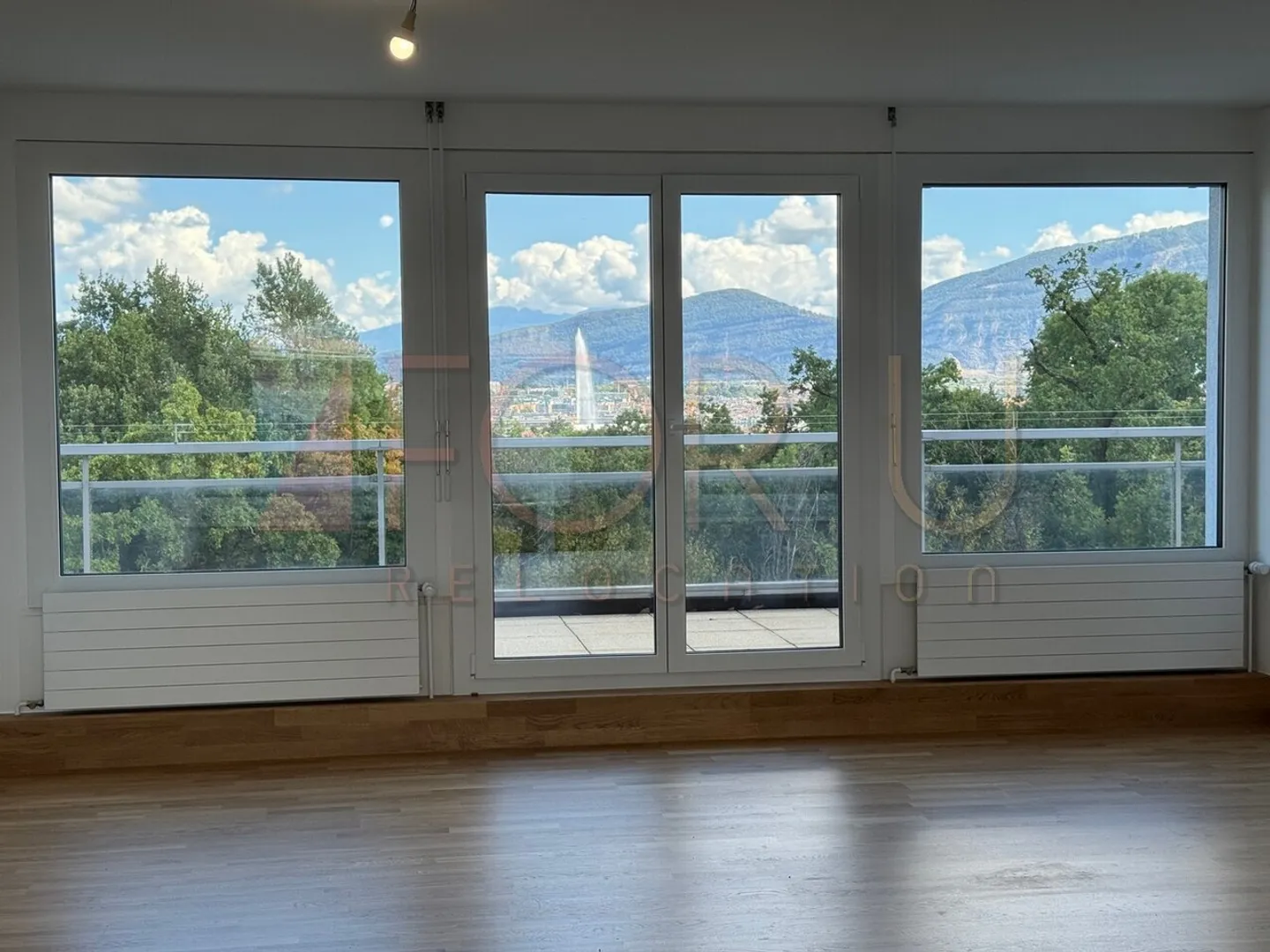 Superbe attique 6.5 pièces neuf avec 2 terrasses et vue près de l'ONU - Photo 5 sur 12