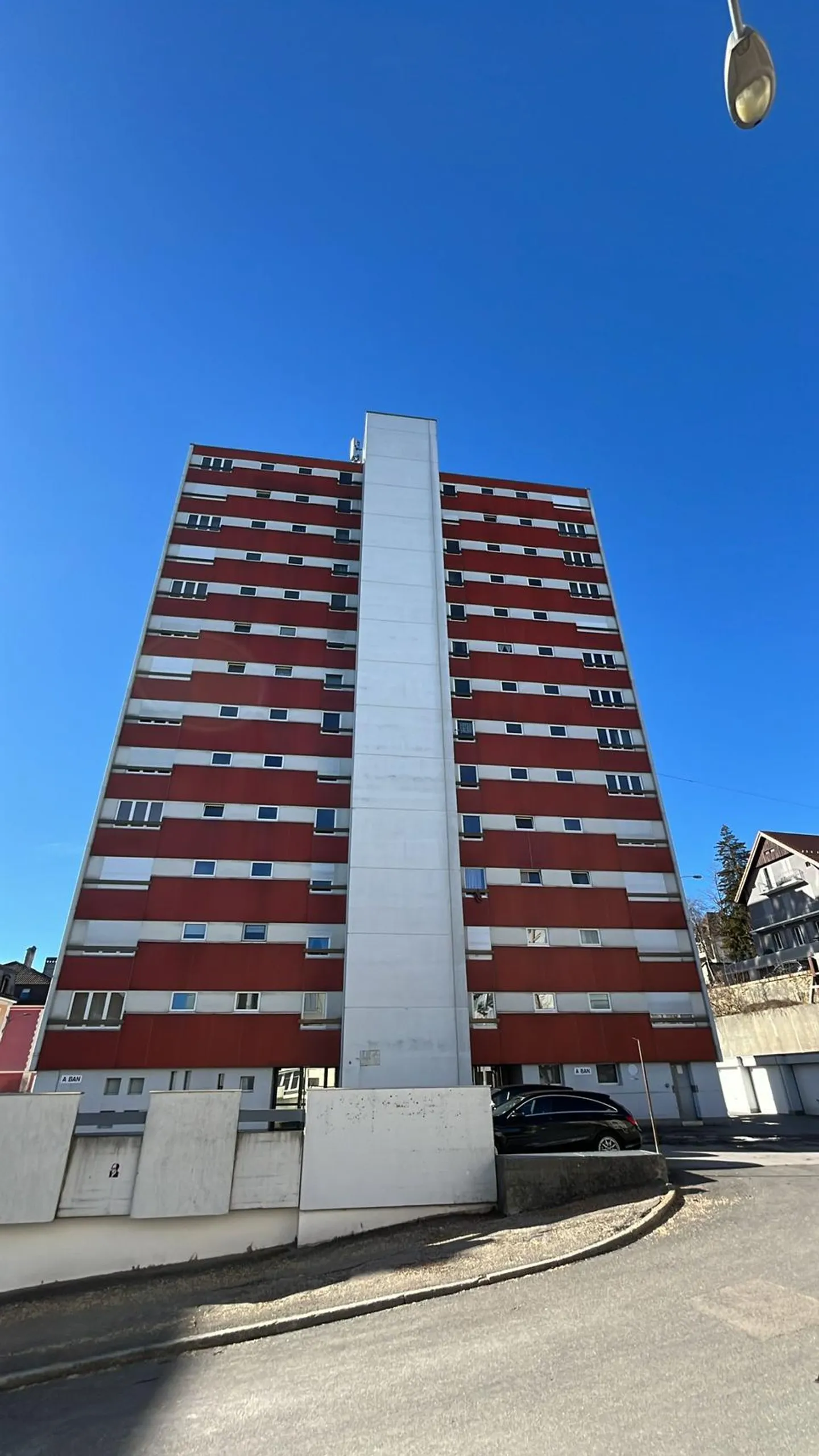 Unterirdische Parkplätze und individuelle Garagen zur Miete bereit! - Foto 1 von 3