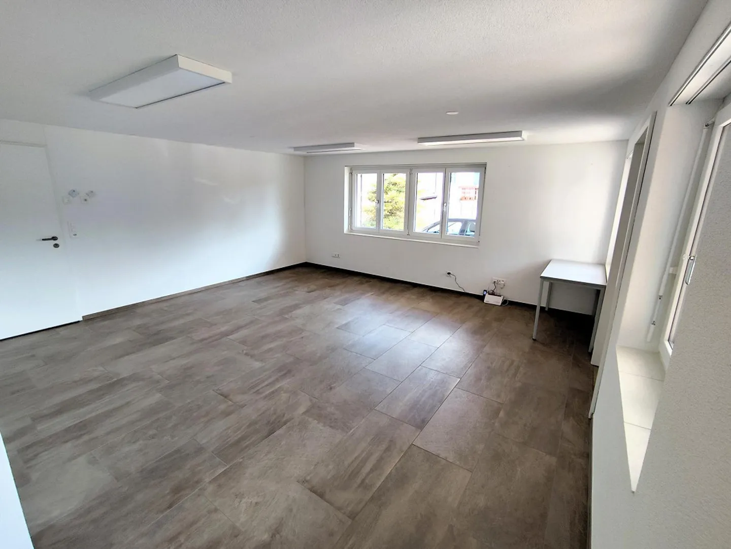 Bright studio on the ground floor with kitchen and bathroom - Photo 3 of 7