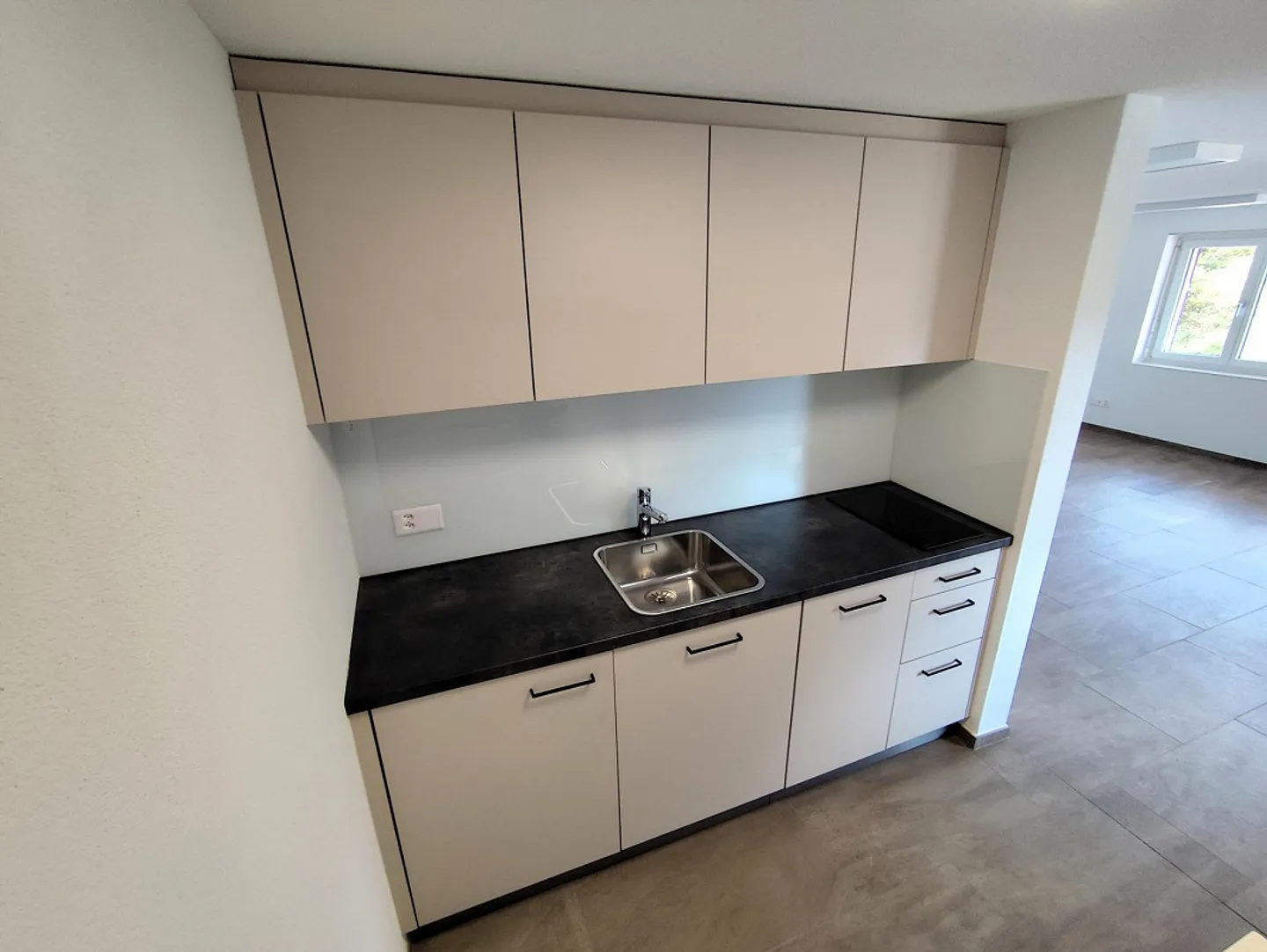 Bright studio on the ground floor with kitchen and bathroom - Photo 6 of 7