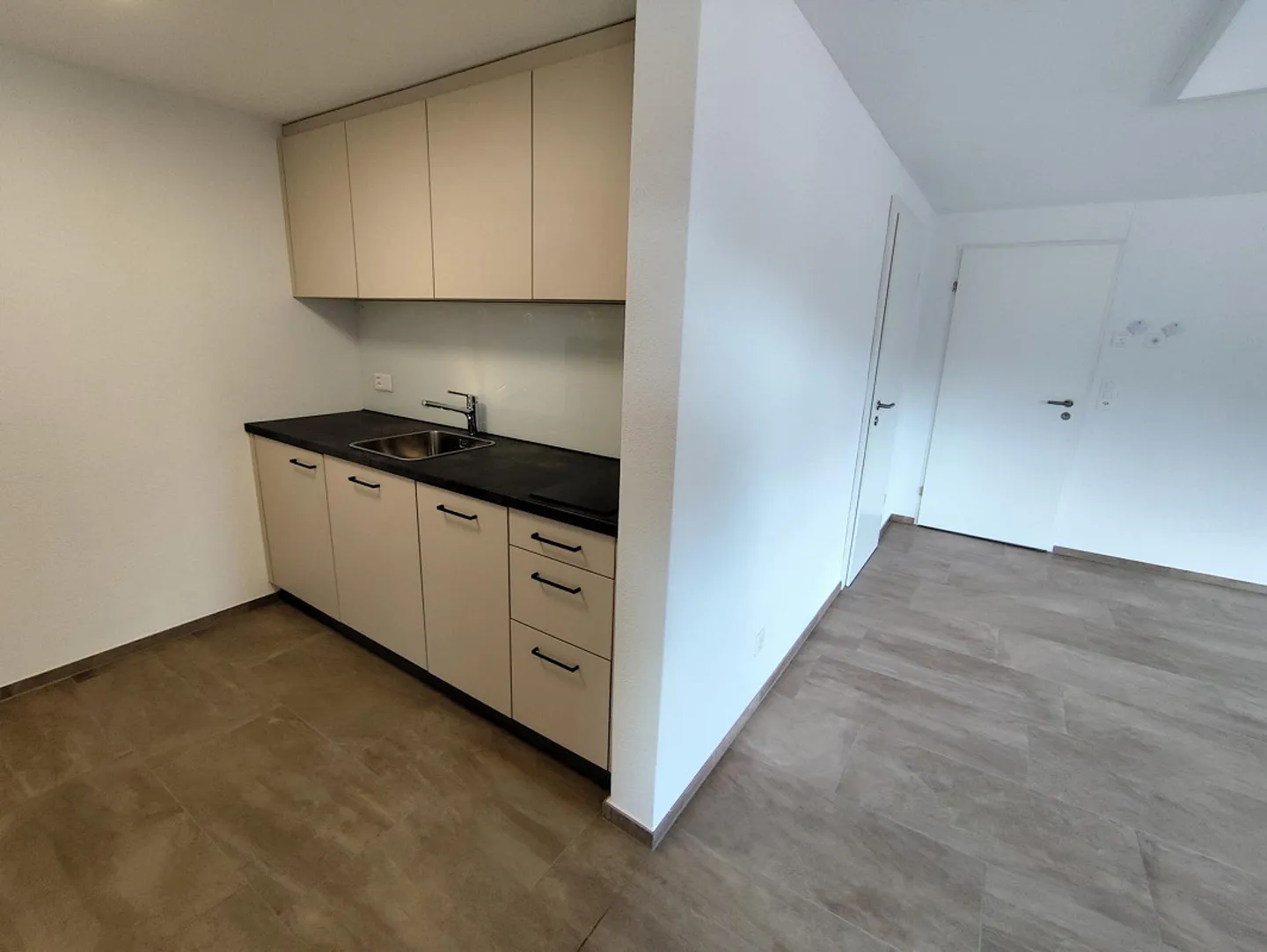 Bright studio on the ground floor with kitchen and bathroom - Photo 7 of 7