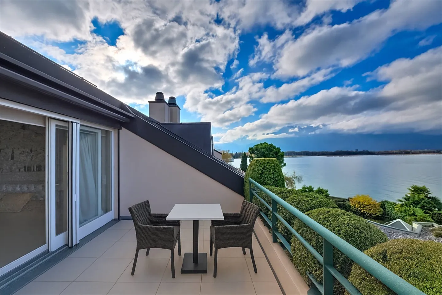 Stunning apartment on the shores of Lake Geneva with exceptional views - Photo 9 of 13