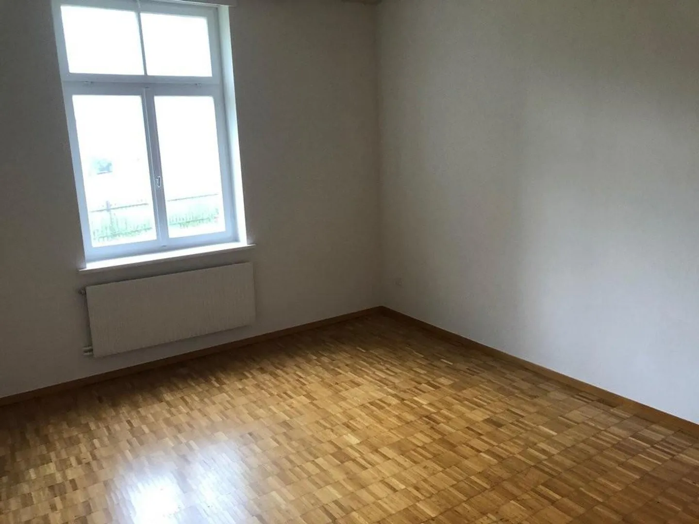 Apartment seeks single - Photo 2 of 4