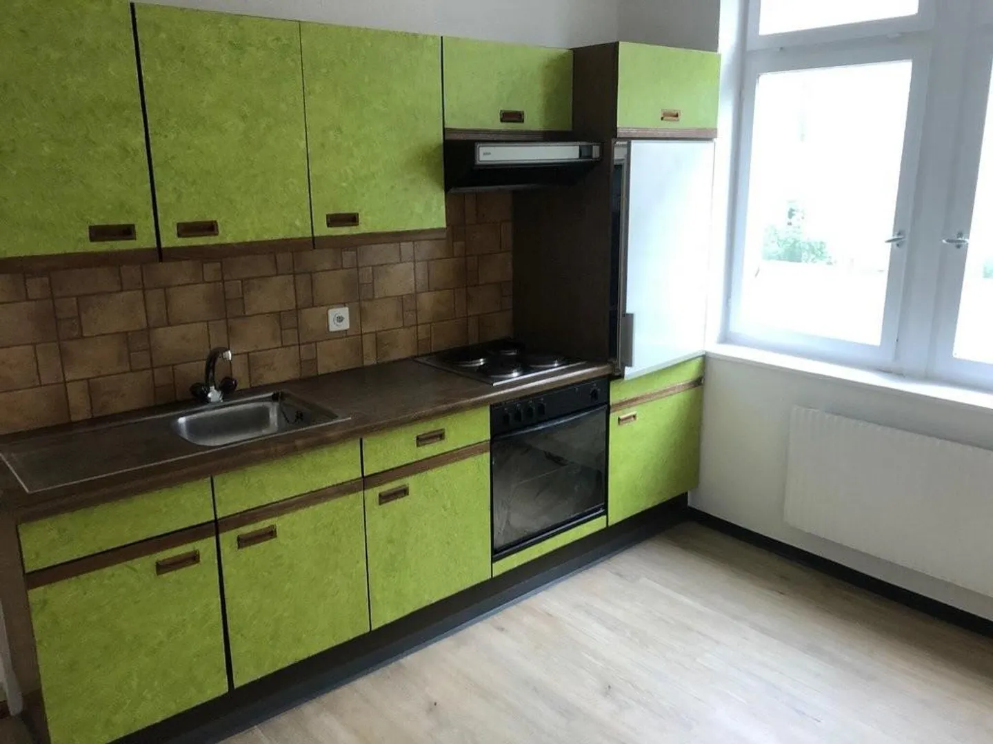 Apartment seeks single - Photo 3 of 4