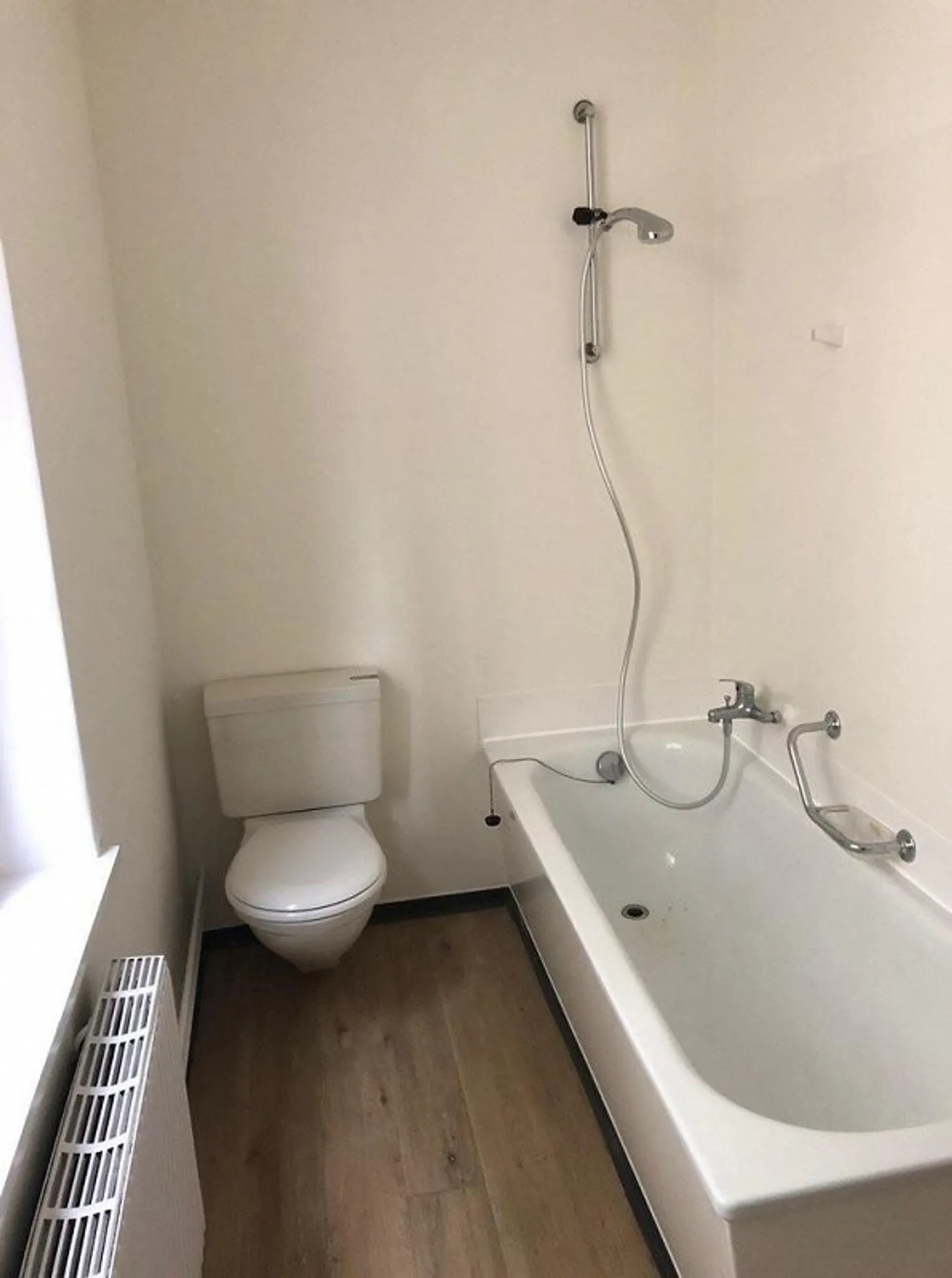 Apartment seeks single - Photo 4 of 4