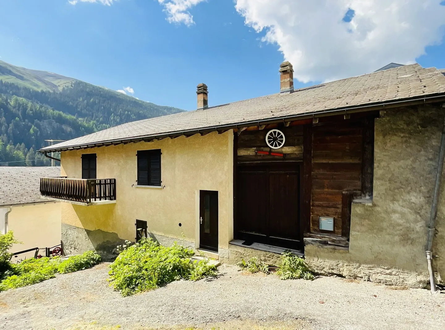 Dorfhaus mit zwei separaten Wohnungen - Foto 1 von 34