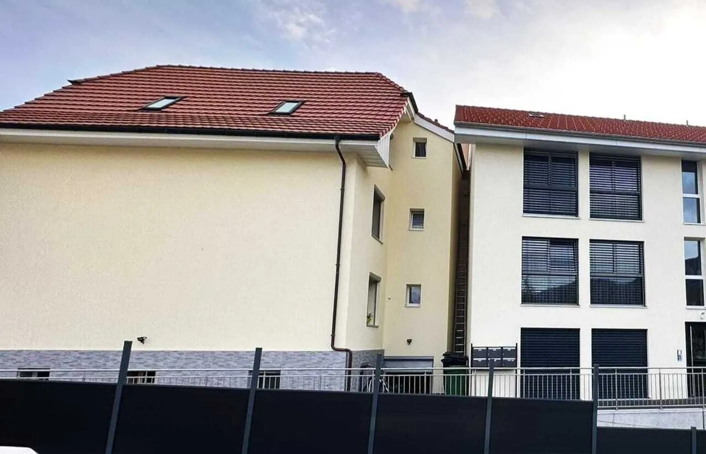 Maison de 3 familles rénovée avec un rendement de 4,6 % - Photo 2 sur 9