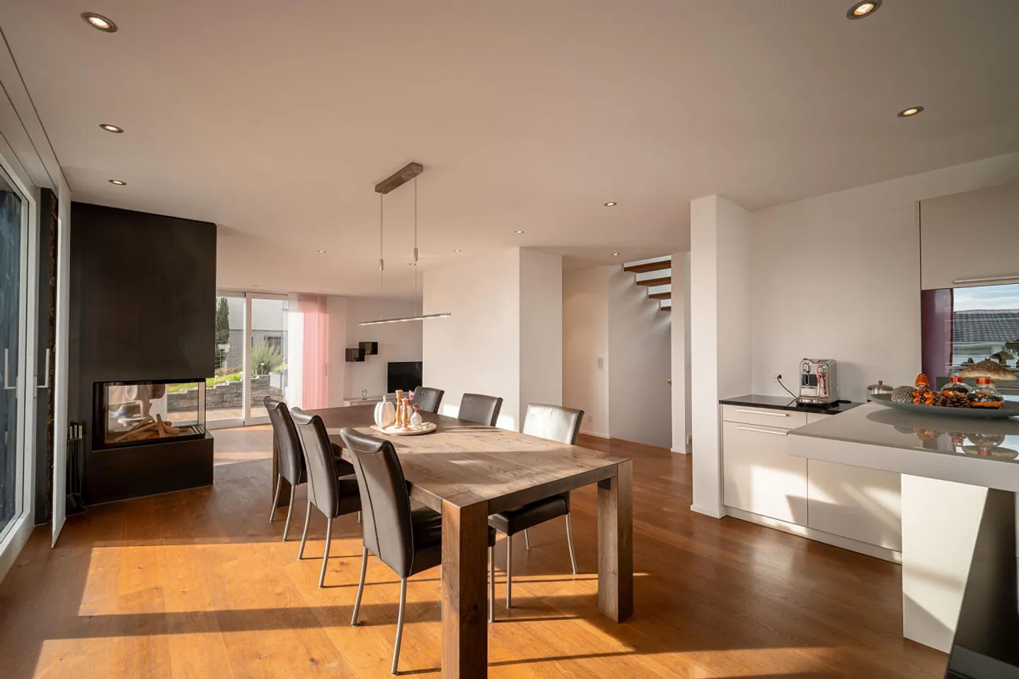 Zeitlose Architektur an ruhiger Wohnlage - Foto 4 von 6