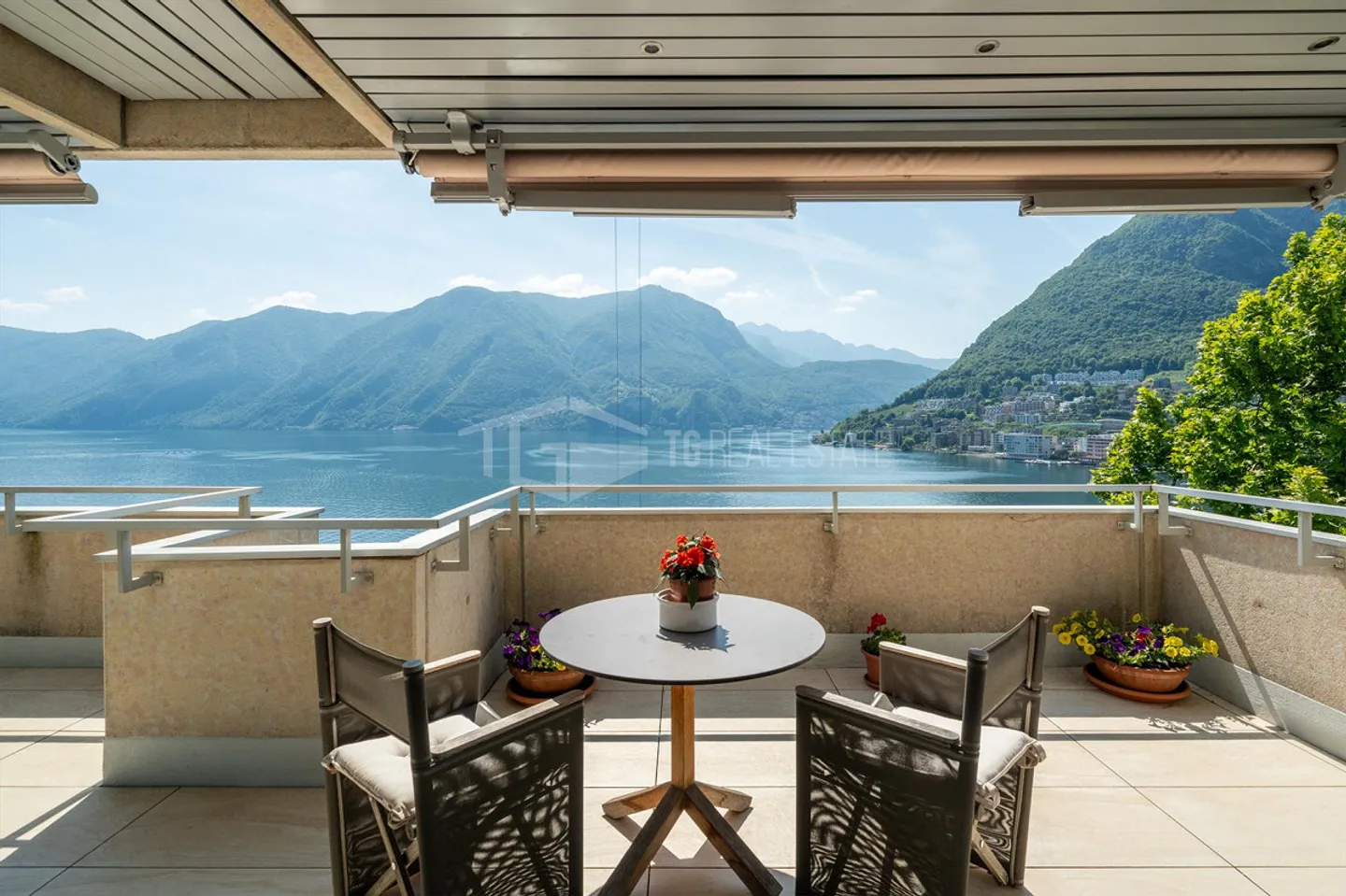 PENTHOUSE ÉLÉGANT AU 12E ÉTAGE AU CŒUR DE LUGANO - Photo 2 sur 13