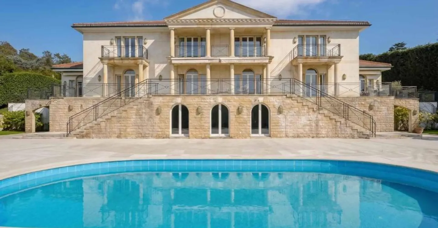 Spacious mansion divided into 2 apartments with lake view - Photo 1 of 12