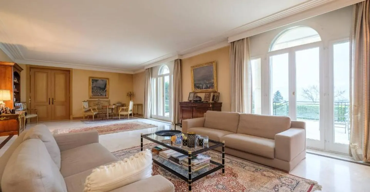 Spacious mansion divided into 2 apartments with lake view - Photo 5 of 12