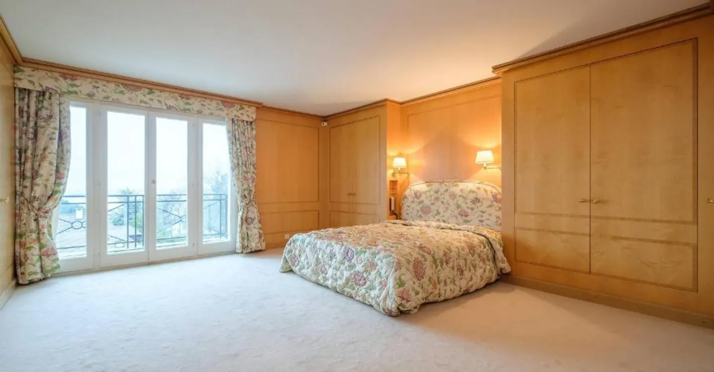 Spacious mansion divided into 2 apartments with lake view - Photo 9 of 12