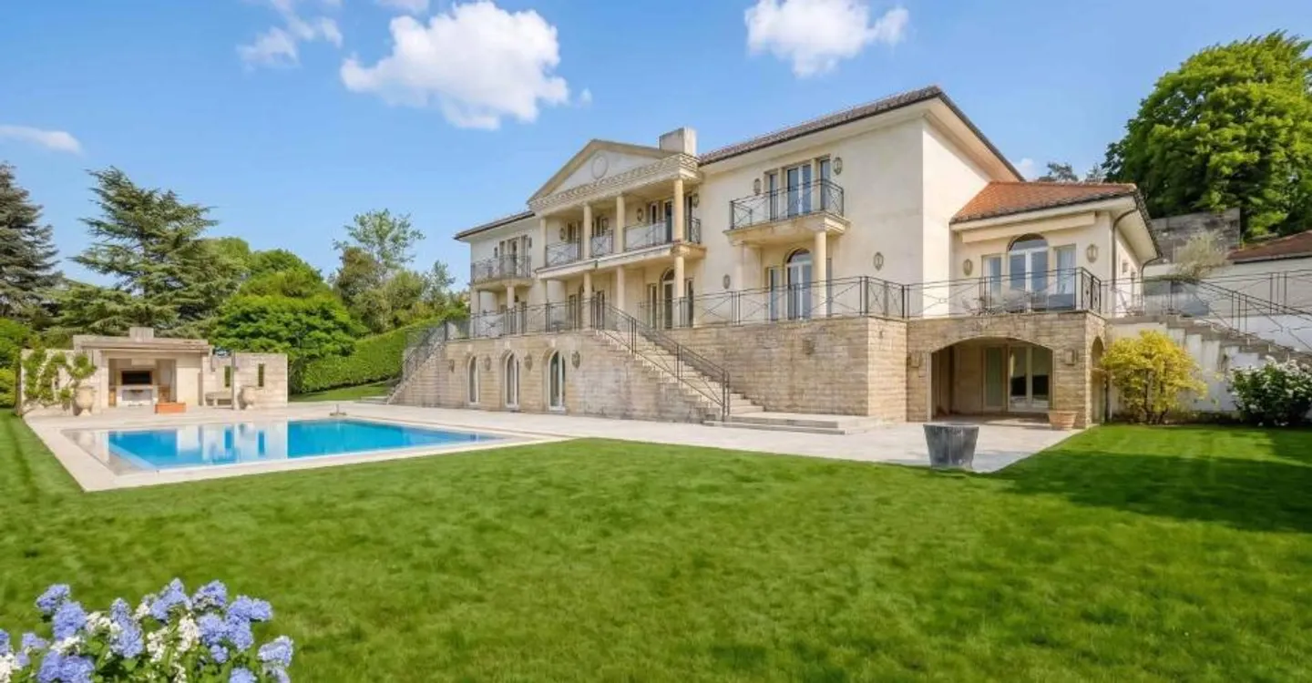 Spacious mansion divided into 2 apartments with lake view - Photo 2 of 12