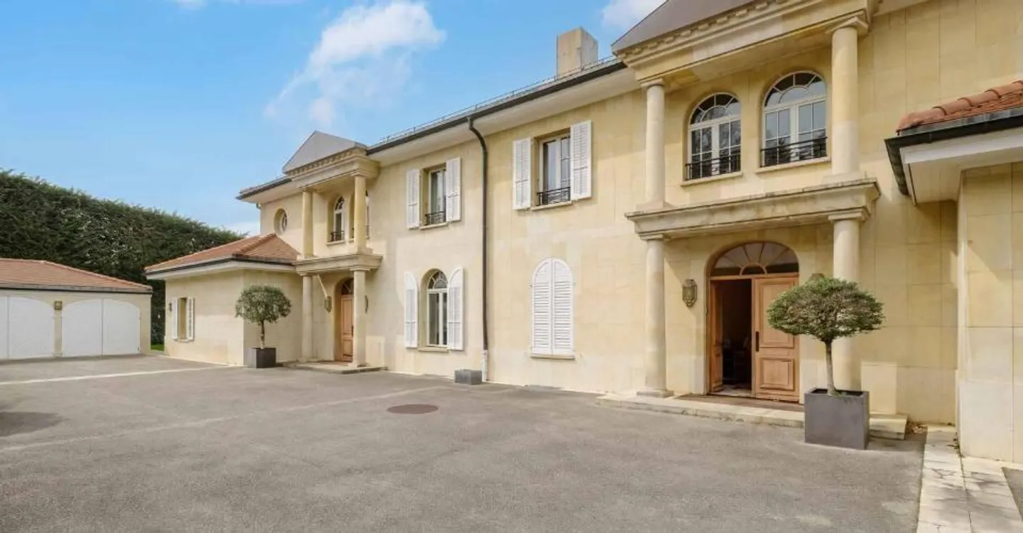 Spacious mansion divided into 2 apartments with lake view - Photo 3 of 12