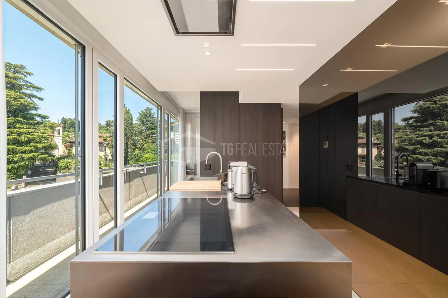 PENTHOUSE ÉLÉGANT AU 12E ÉTAGE AU CŒUR DE LUGANO - Photo 7 sur 13