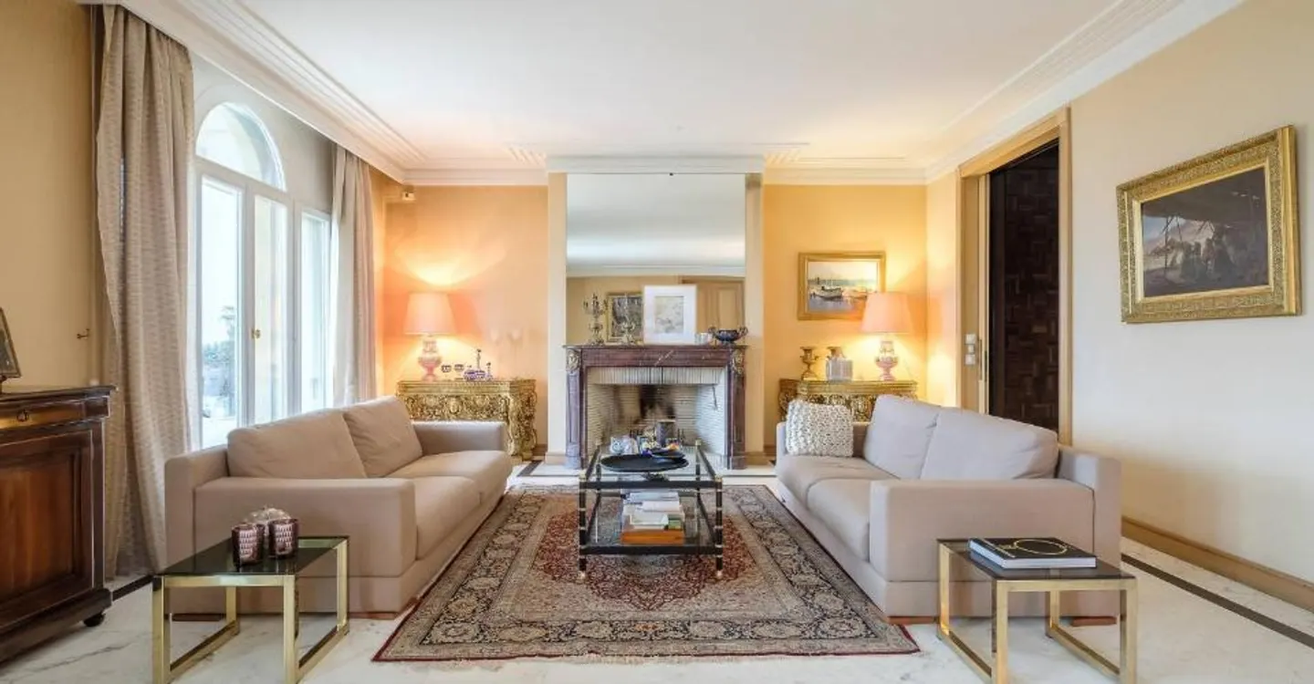 Spacious mansion divided into 2 apartments with lake view - Photo 4 of 12