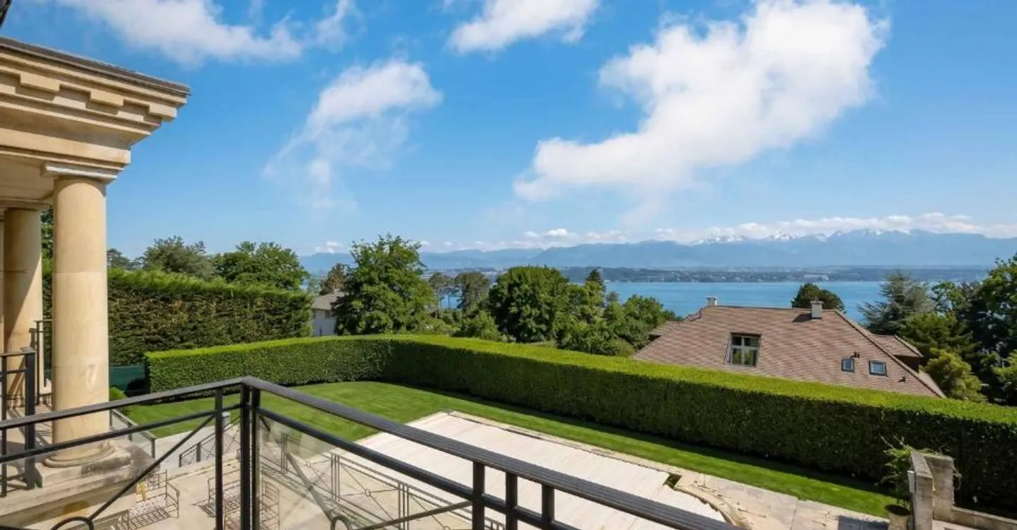 Spacious mansion divided into 2 apartments with lake view - Photo 11 of 12