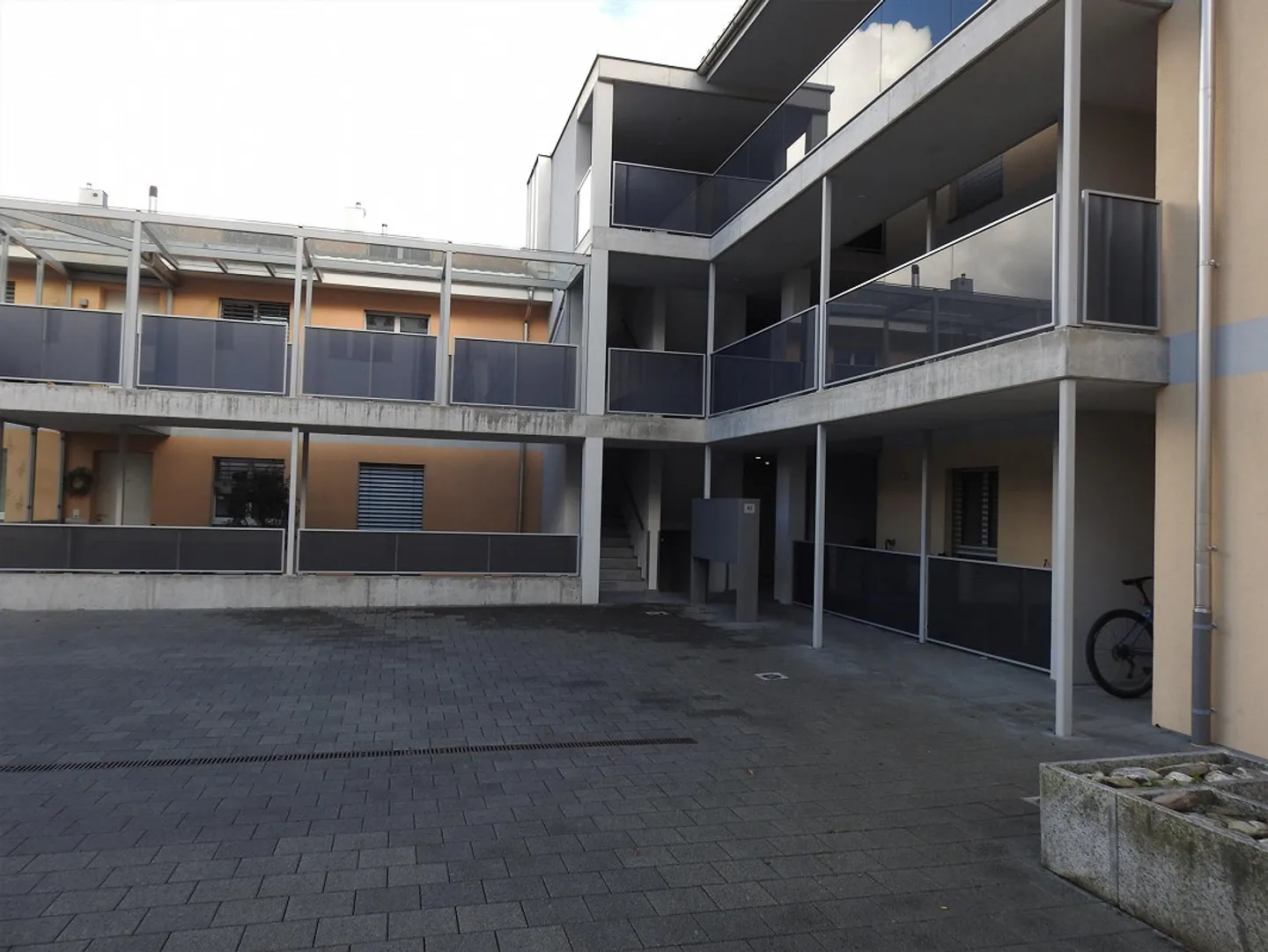 Appartamento moderno di 3,5 locali in una posizione soleggiata e centrale a Thusis - Foto 5 di 21