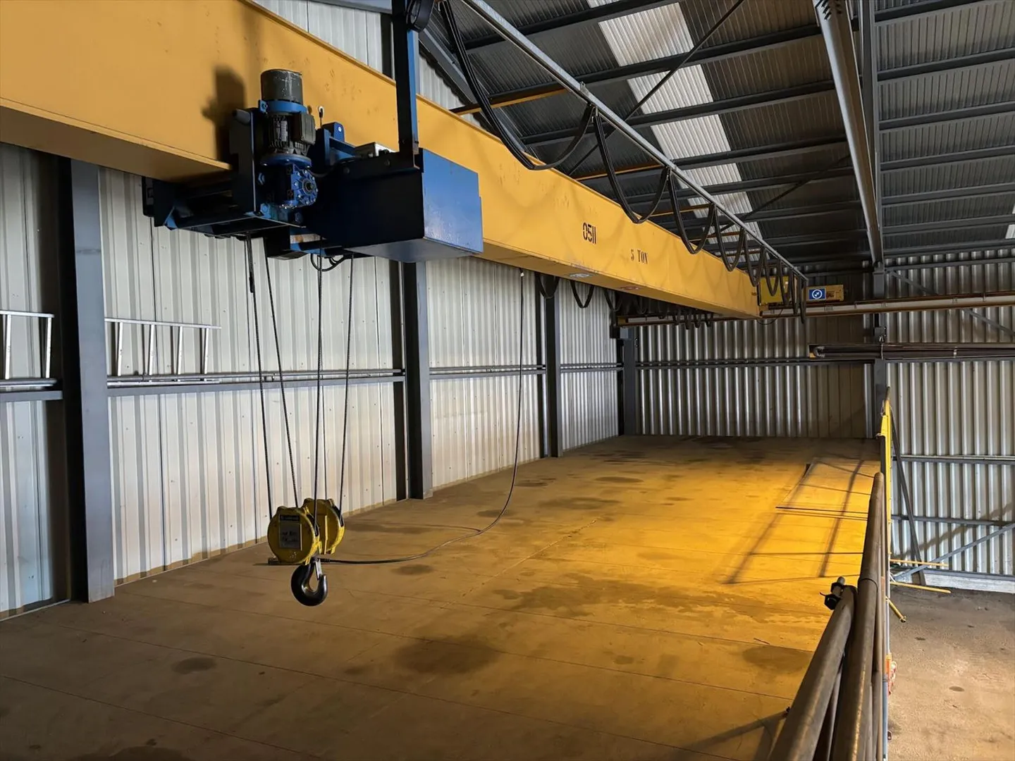 Halls, stocks, depots, workshops, production, 632 m2 + covered areas - Photo 3 of 9