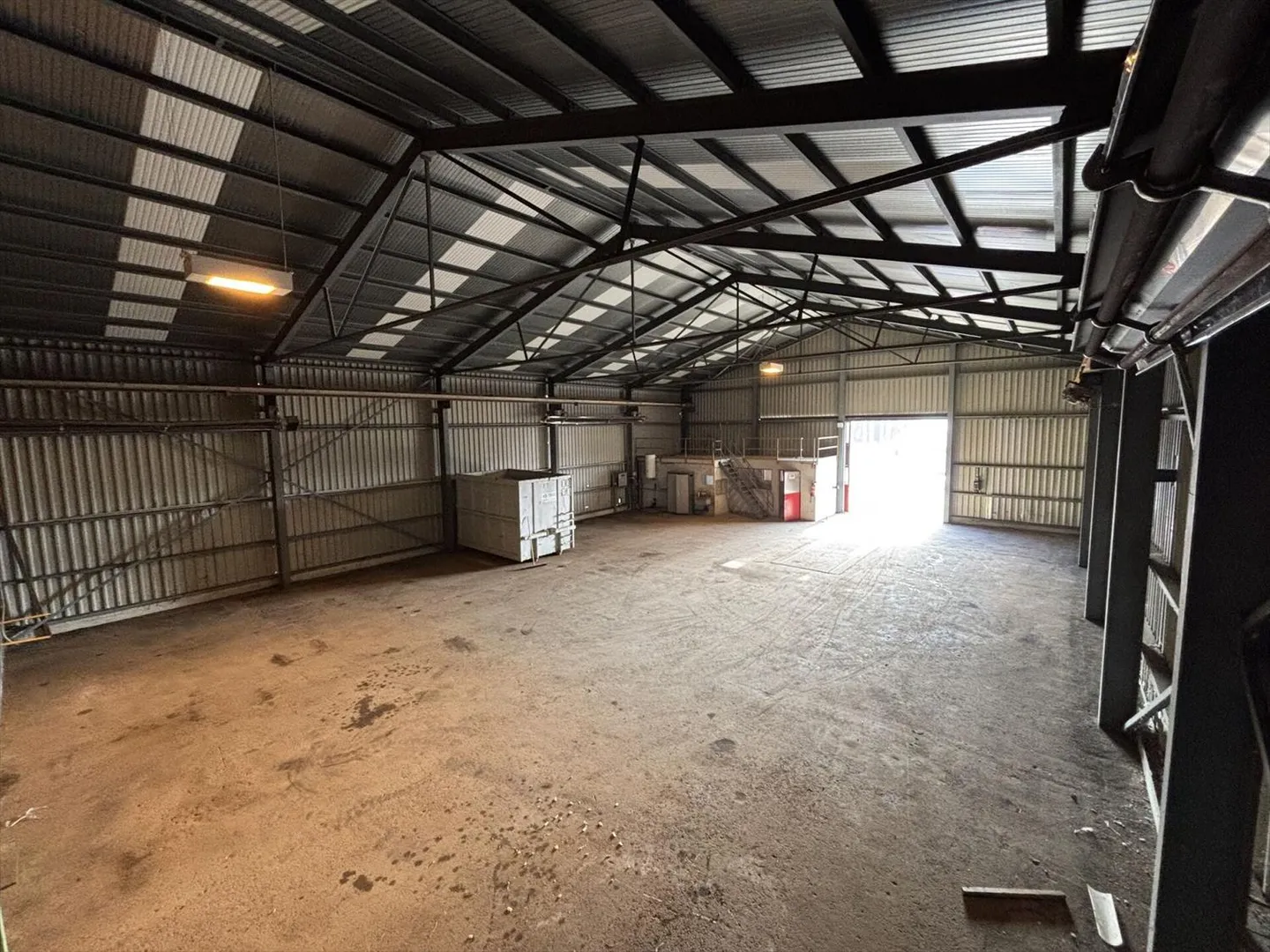 Halls, stocks, depots, workshops, production, 632 m2 + covered areas - Photo 2 of 9