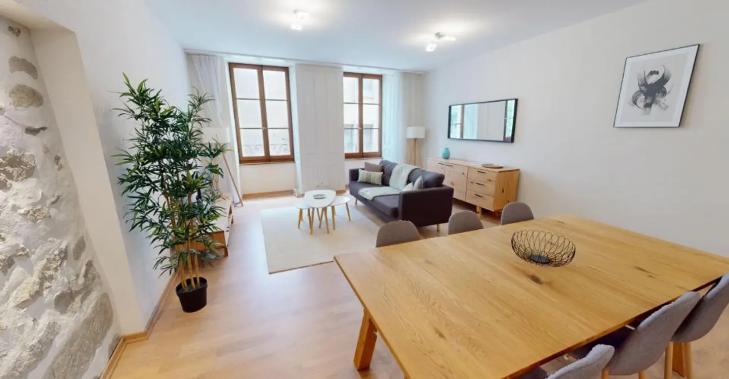 Elegant Central Apartment - Photo 2 of 19