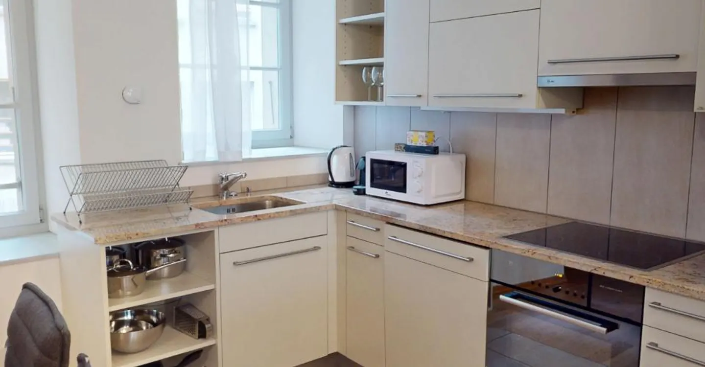 Elegant Central Apartment - Photo 3 of 19